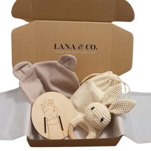Lana & Co. Coffret Cadeau Naissance, Hochet Lapin en Crochet, Support en Bois, Bonnet Bébé 0-6 mois, Pochette en Coton