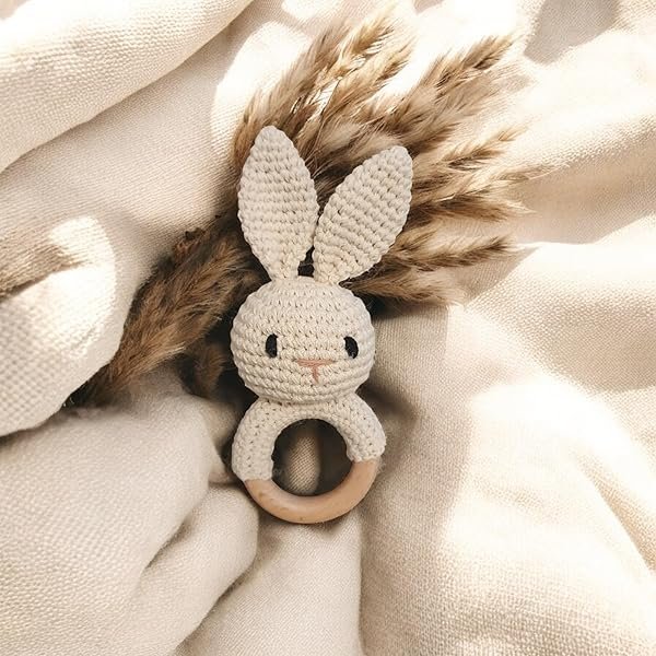 Lana & Co. Coffret Cadeau Naissance, Hochet Lapin en Crochet, Support en Bois, Bonnet Bébé 0-6 mois, Pochette en Coton – Image 5