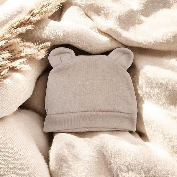 Lana & Co. Coffret Cadeau Naissance, Hochet Lapin en Crochet, Support en Bois, Bonnet Bébé 0-6 mois, Pochette en Coton – Image 7