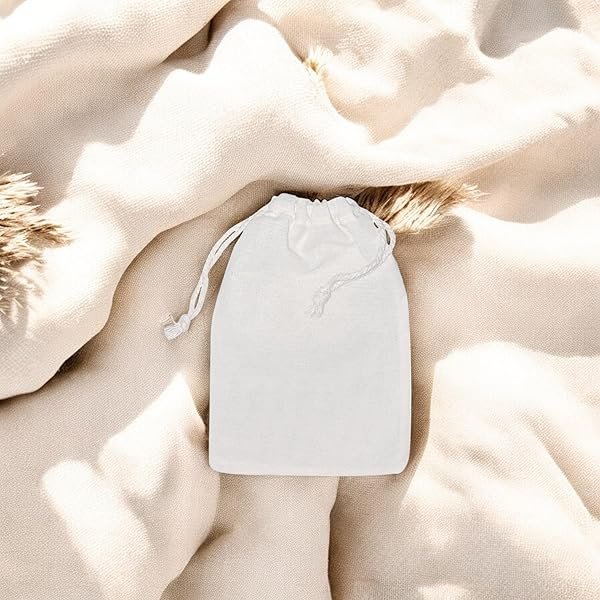 Lana & Co. Coffret Cadeau Naissance, Hochet Lapin en Crochet, Support en Bois, Bonnet Bébé 0-6 mois, Pochette en Coton – Image 8