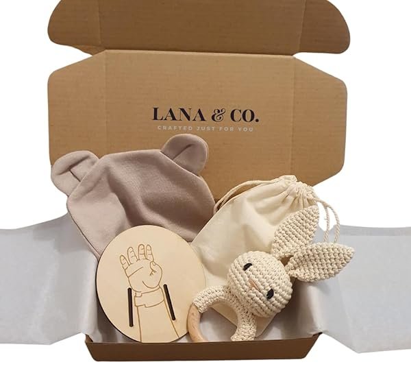 Lana & Co. Coffret Cadeau Naissance, Hochet Lapin en Crochet, Support en Bois, Bonnet Bébé 0-6 mois, Pochette en Coton